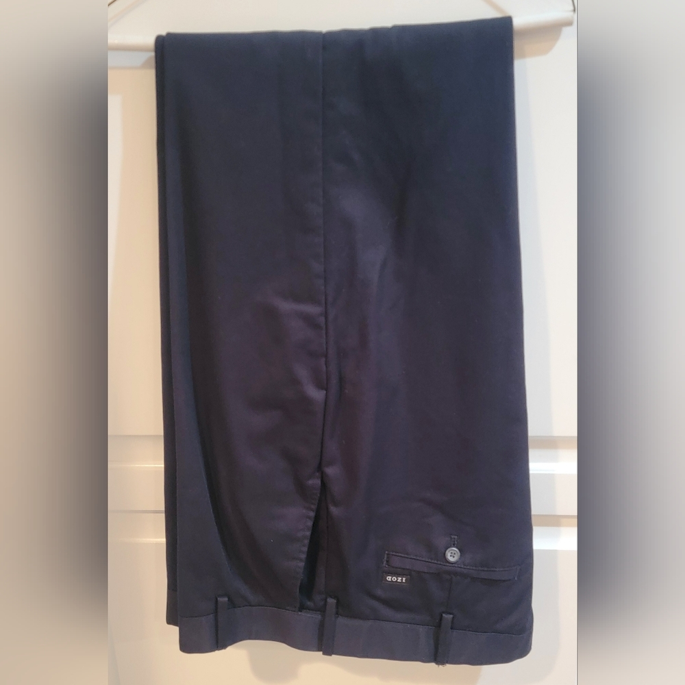 Men's IZOD American Chino, Navy Blue W36xL36.  Expandable Waist. Smoke-free Home